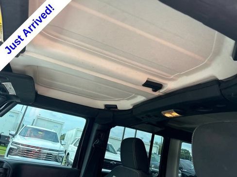 Used 2016 Jeep Wrangler Unlimited Rubicon w/ Connectivity Group AWD/4WD image 16