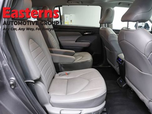 Used 2022 Toyota Highlander XLE AWD/4WD image 23