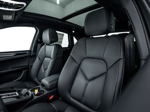 Certified 2026 Porsche Macan image 21