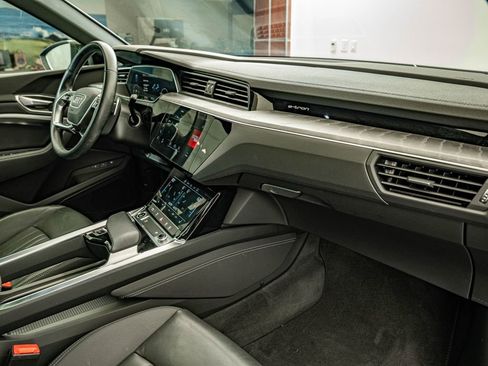 Used 2022 Audi e-tron Premium w/ Convenience Plus Package AWD/4WD image 35