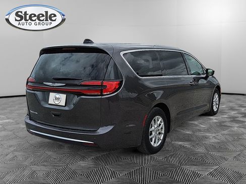 Certified 2023 Chrysler Pacifica Touring-L FWD image 5