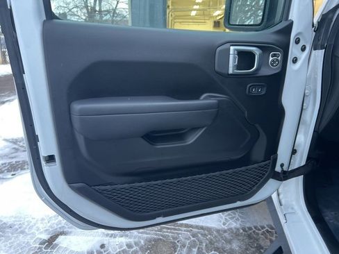 Used 2024 Jeep Gladiator Mojave w/ Technology Group image 4