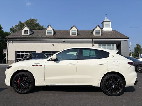 Used 2023 Maserati Levante Trofeo image 2