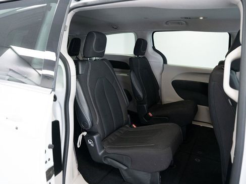 Used 2023 Chrysler Voyager LX image 10