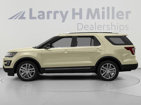 Used 2017 Ford Explorer XLT AWD/4WD image 3