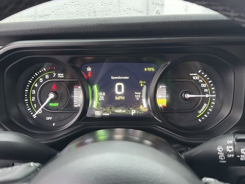 Used 2025 Jeep Wrangler Willys image 28