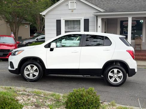 Used 2021 Chevrolet Trax LS w/ Fleet Convenience Package AWD/4WD image 3