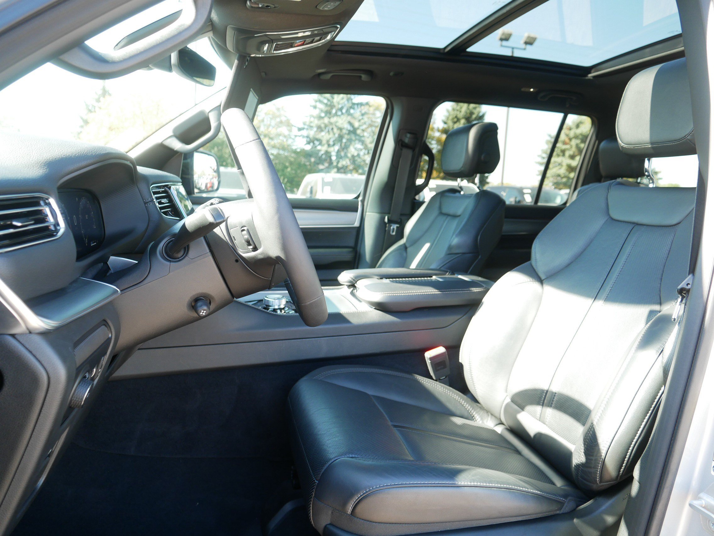Used 2023 Jeep Wagoneer Series II AWD/4WD image 34