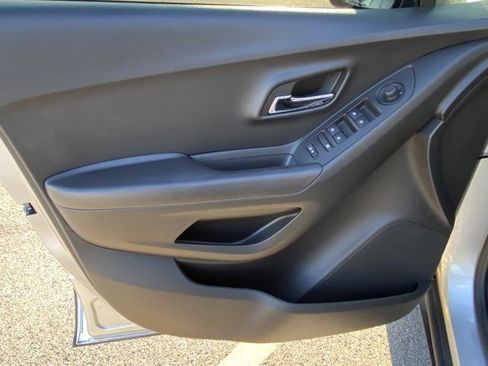 Used 2020 Chevrolet Trax LT w/ LT Convenience Package image 11