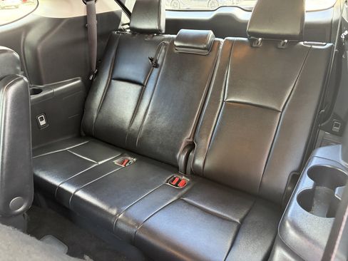 Used 2022 Toyota Highlander XLE AWD/4WD image 10
