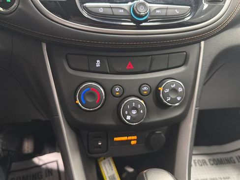 Used 2019 Chevrolet Trax LT w/ LT Convenience Package FWD image 21