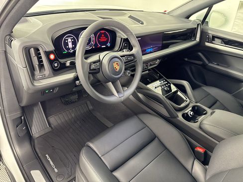 Used 2026 Porsche Cayenne image 4
