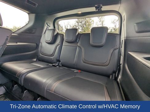 Used 2025 Nissan Armada SL image 14