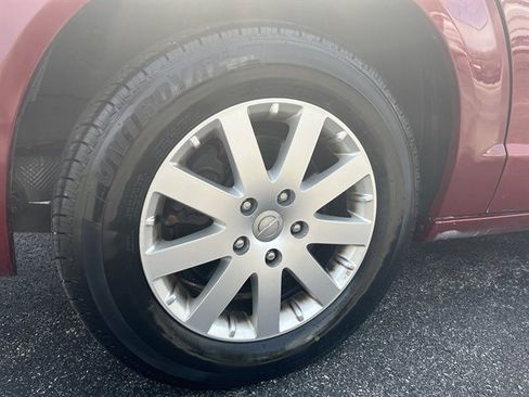 Used 2014 Chrysler Town & Country Touring image 8