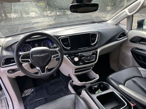 Used 2024 Chrysler Pacifica Touring-L image 28