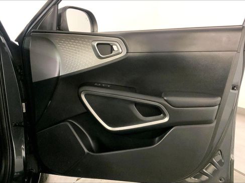 Used 2025 Kia Soul LX w/ LX Technology Package FWD image 25