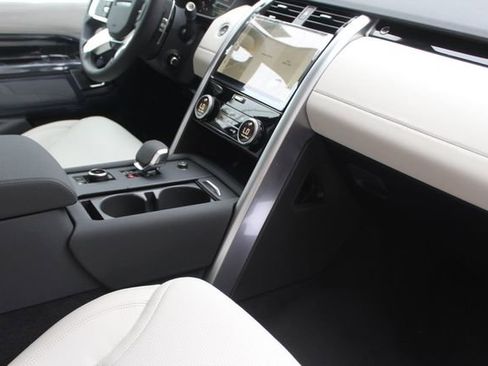 New 2025 Land Rover Discovery S image 19