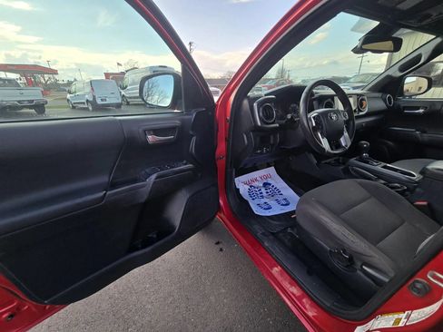 Used 2019 Toyota Tacoma TRD Off-Road AWD/4WD image 7