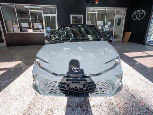 Used 2025 Toyota Camry SE image 6