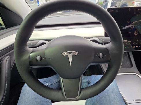 Used 2024 Tesla Model Y Long Range AWD/4WD image 17