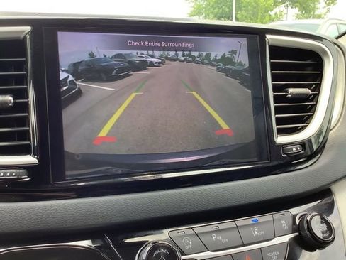 Used 2023 Chrysler Pacifica Touring-L image 30