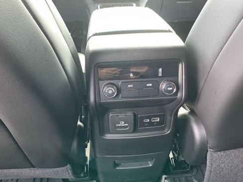 Used 2021 GMC Acadia SLT AWD/4WD image 22