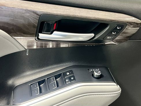 Used 2023 Toyota Highlander Limited image 16