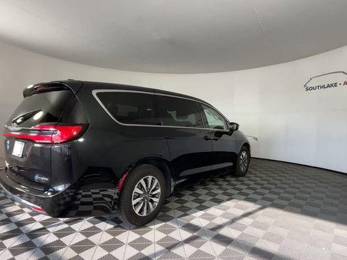 Used 2024 Chrysler Pacifica Limited FWD image 8