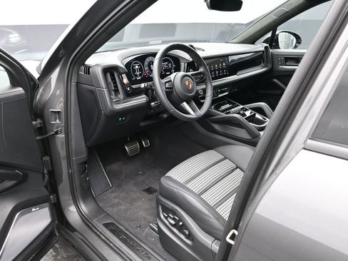 Certified 2025 Porsche Cayenne GTS AWD/4WD image 4
