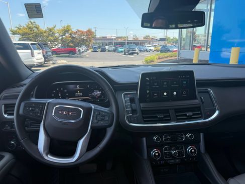 Used 2024 GMC Yukon SLT w/ SLT Premium Package AWD/4WD image 2