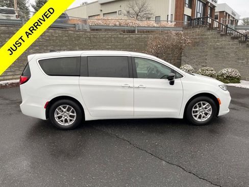 Used 2024 Chrysler Pacifica Touring-L image 3