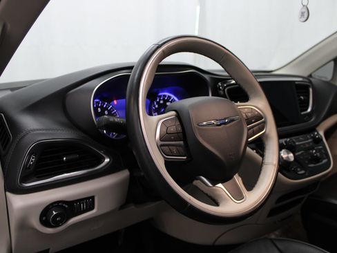 Used 2020 Chrysler Pacifica Limited FWD image 12