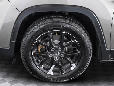 Used 2019 Jeep Cherokee Latitude w/ Popular Appearance Group image 29