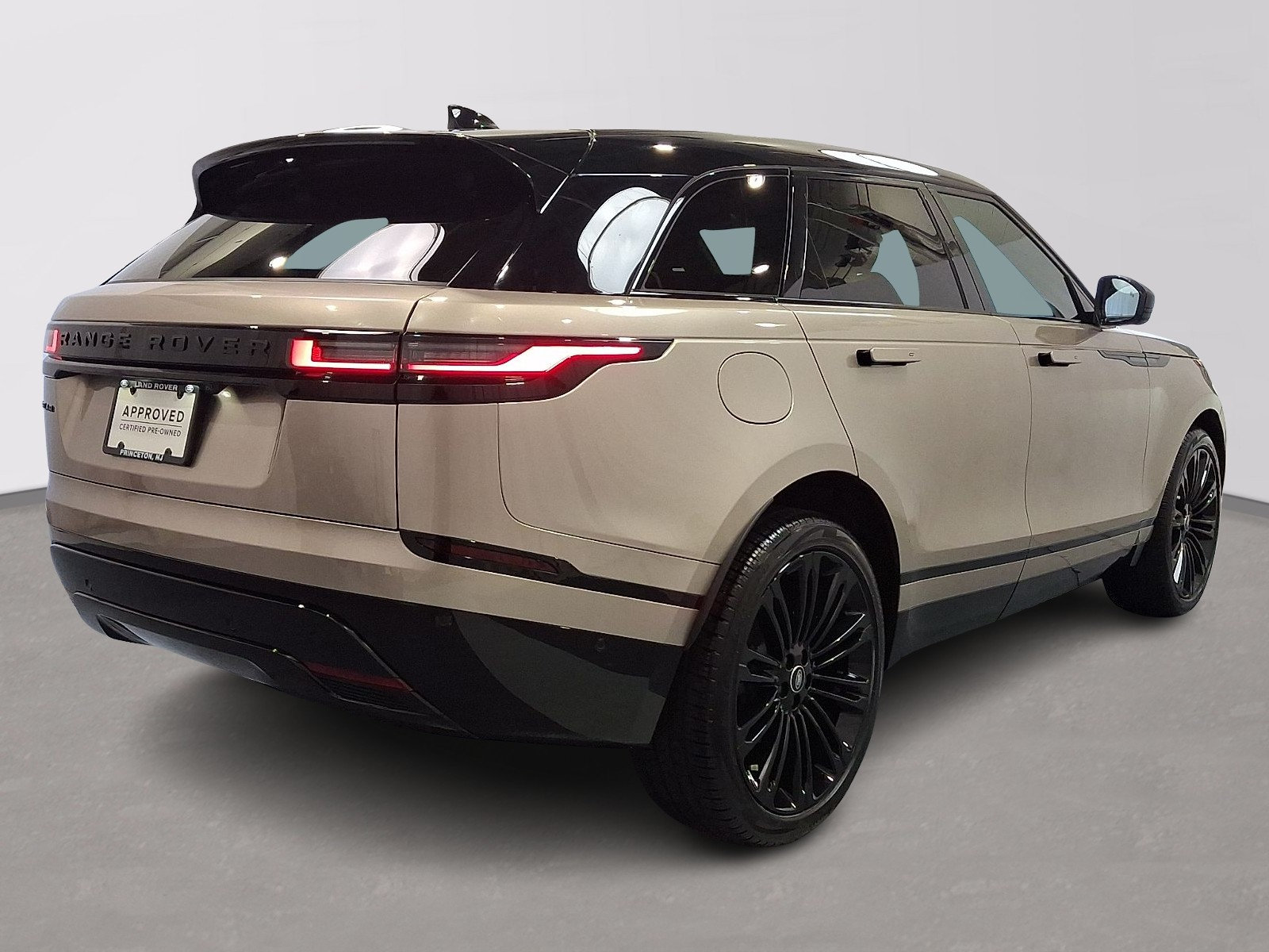Certified 2026 Land Rover Range Rover Velar Dynamic SE AWD/4WD image 4
