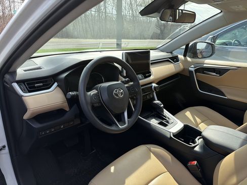 Used 2023 Toyota RAV4 XLE Premium AWD/4WD image 9