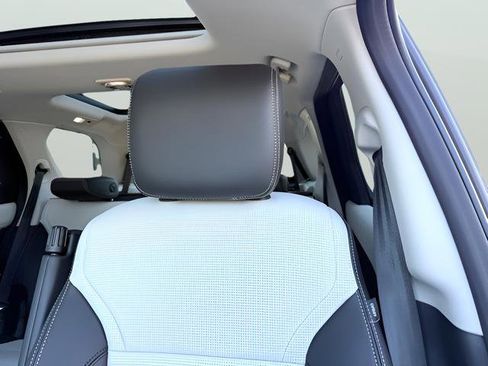 New 2026 Land Rover Discovery S image 21