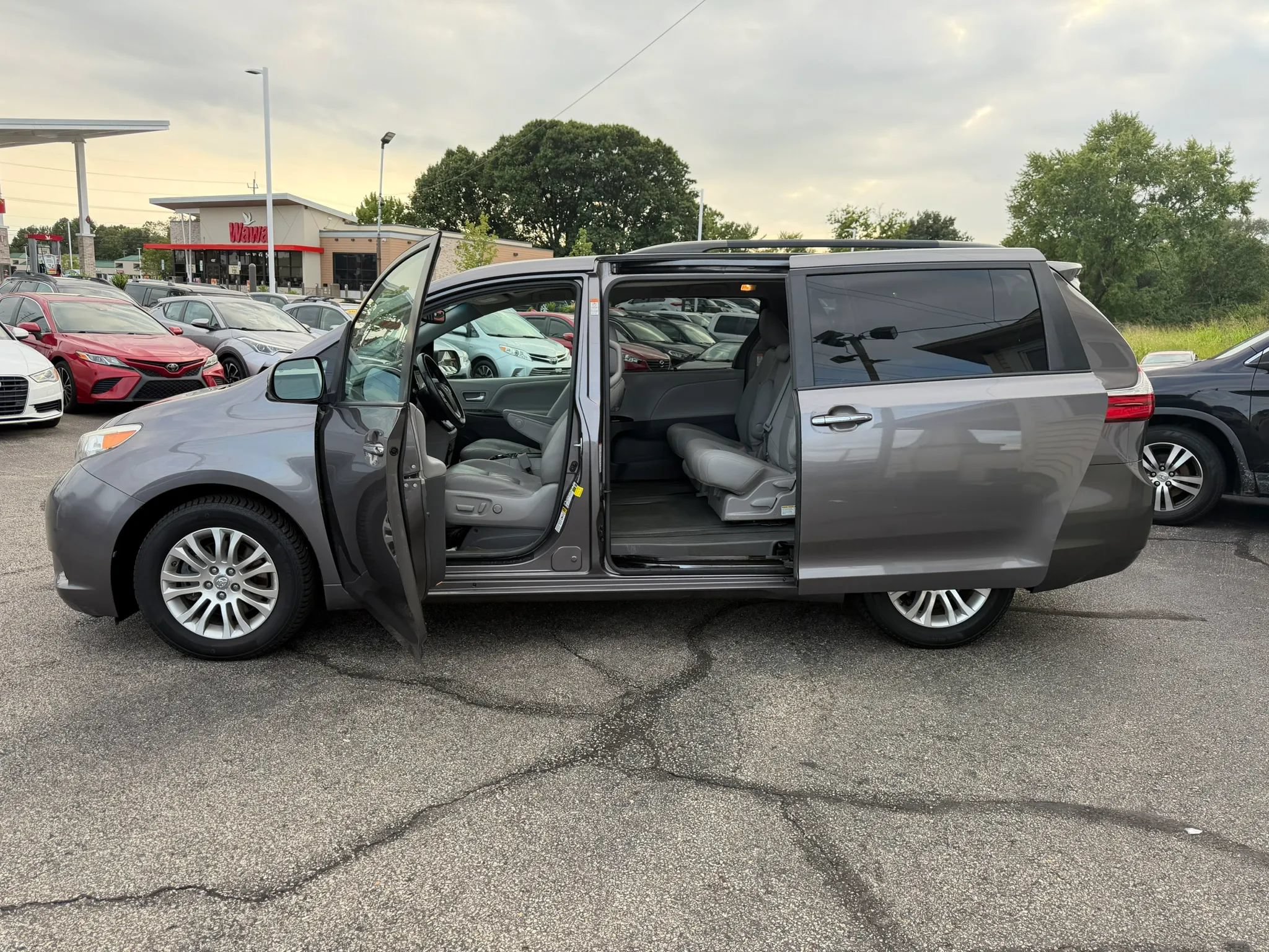Used 2017 Toyota Sienna XLE Premium FWD image 11