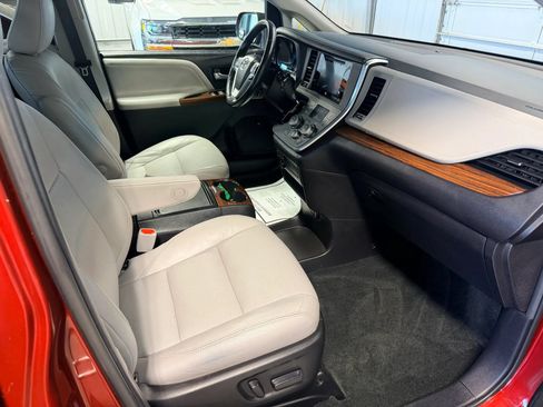Used 2015 Toyota Sienna Limited Premium w/ Advanced Technology Package FWD image 12