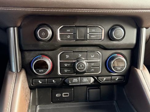 Used 2024 Chevrolet Suburban LT RWD image 18