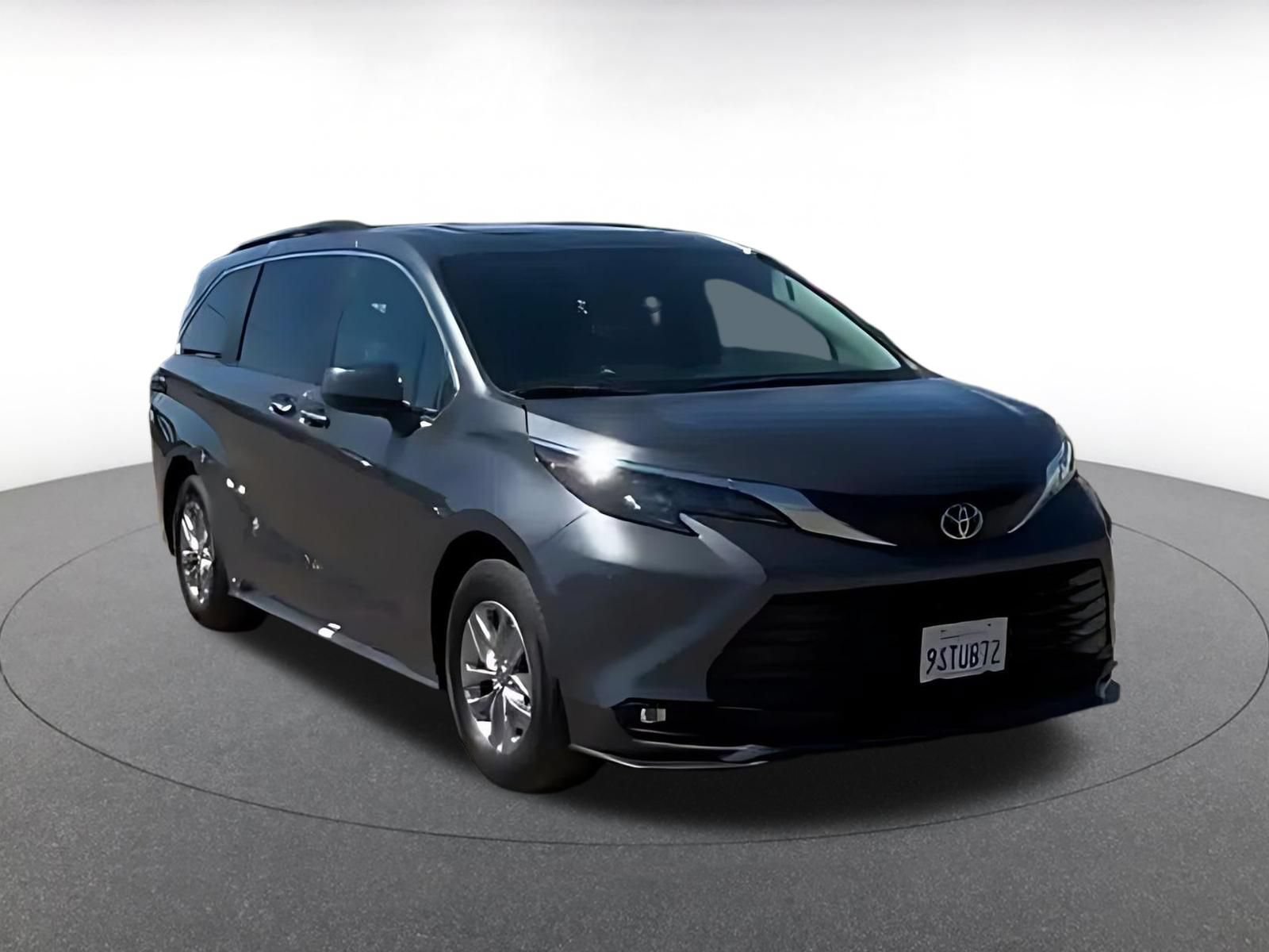 Used 2025 Toyota Sienna XLE FWD image 3