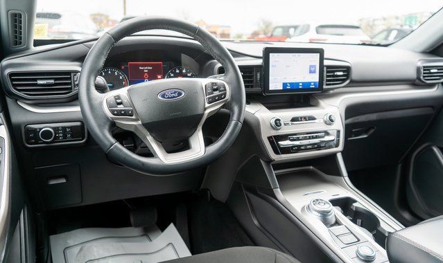 Used 2023 Ford Explorer XLT AWD/4WD image 13
