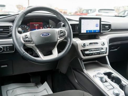 Used 2023 Ford Explorer XLT AWD/4WD image 13