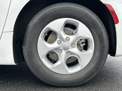 Certified 2018 Chrysler Pacifica Touring-L FWD image 17
