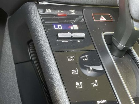 Certified 2026 Porsche Macan AWD/4WD image 31