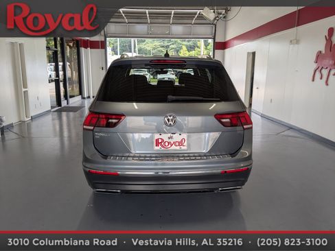 Used 2020 Volkswagen Tiguan SE w/ Panoramic Sunroof Package FWD image 3