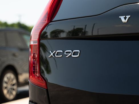 Used 2016 Volvo XC90 T6 Momentum w/ Momentum Plus Package AWD/4WD image 31