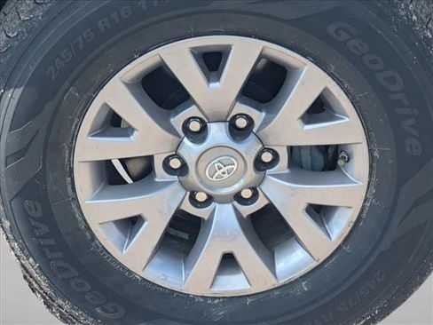 Used 2019 Toyota Tacoma SR5 AWD/4WD image 14