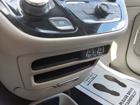 Used 2023 Chrysler Pacifica Touring-L FWD image 18