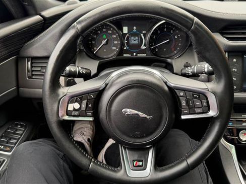 Used 2016 Jaguar XF S RWD image 36