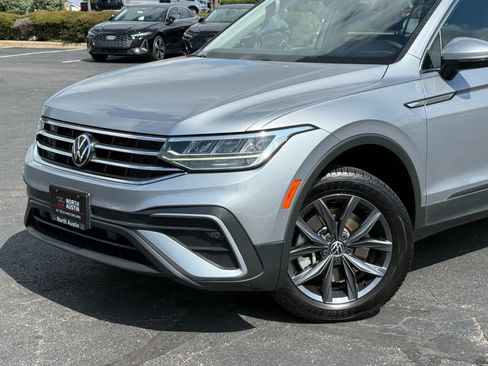 Used 2022 Volkswagen Tiguan SE FWD image 1